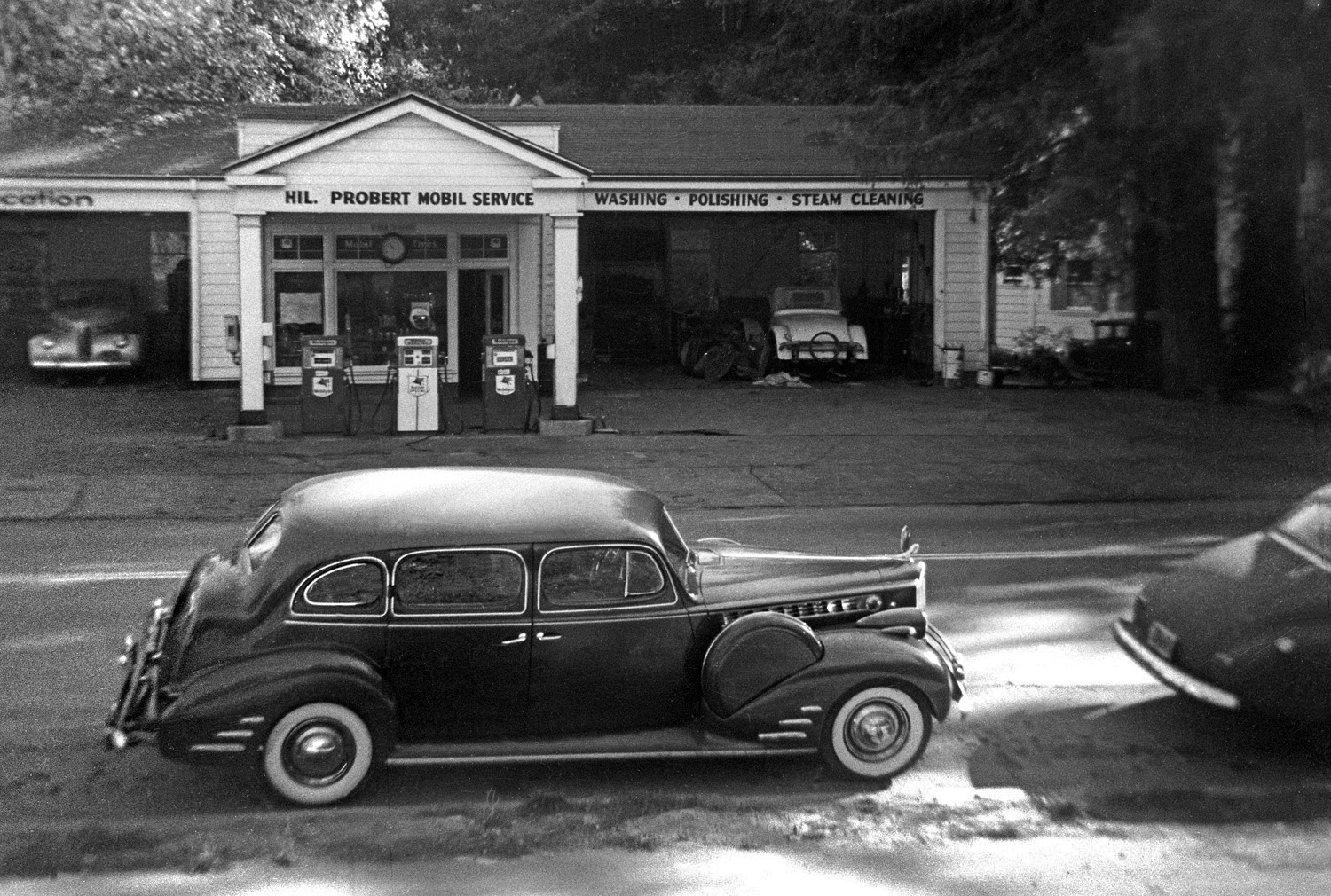 Your task: answer the following about this photo, taken in my former hometown.

1. What year was it taken?
2. Identify the cars.
3. What the heck's going on here, anyway?

View full size.