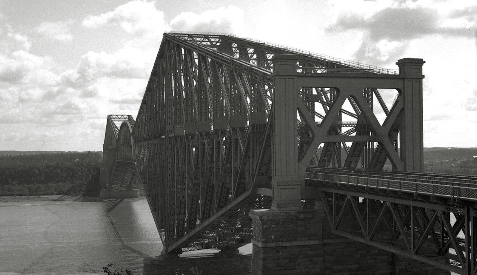 Unknown location, but a pretty big bridge. Any guesses where this is/was? From my negatives collection. View full size.