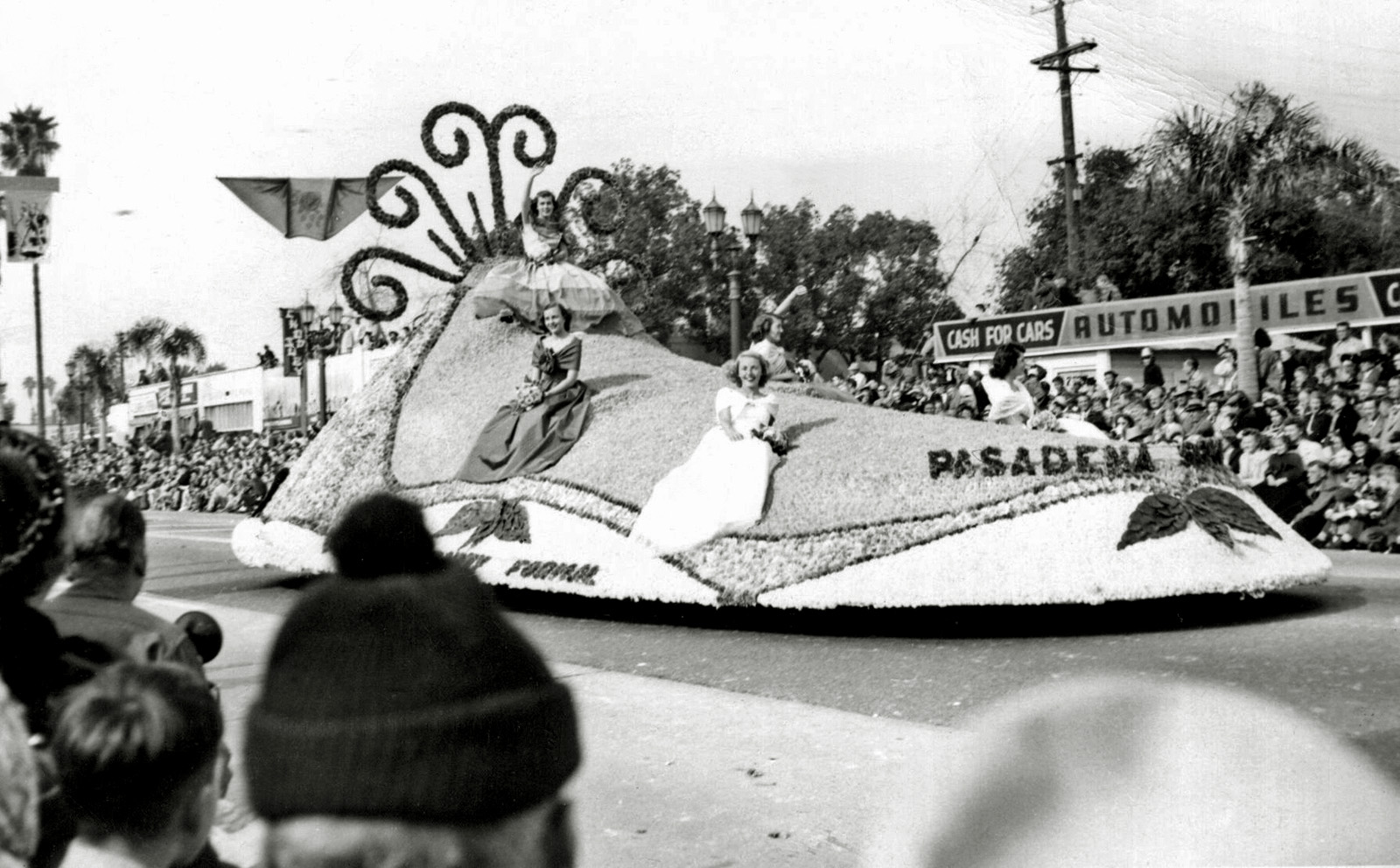 Somebody went to the Rose Parade on New Years Day in Pasadena, California and took this photo of a rather primitive float. Year unknown, probably 1950's. View full size.