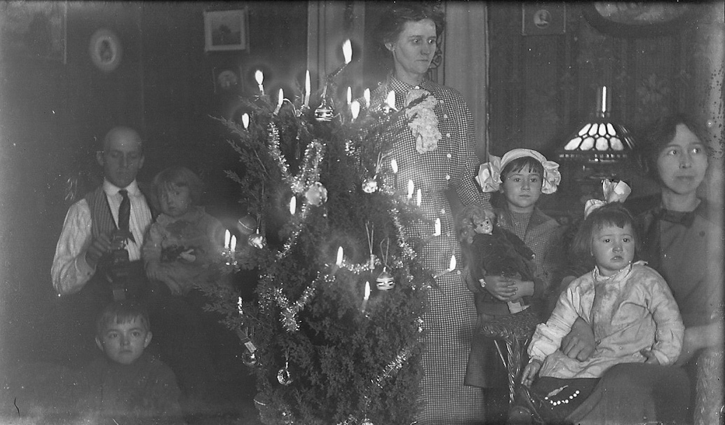 Family gathered around the Christmas Tree, 1911. Mansfield Ohio. View full size.