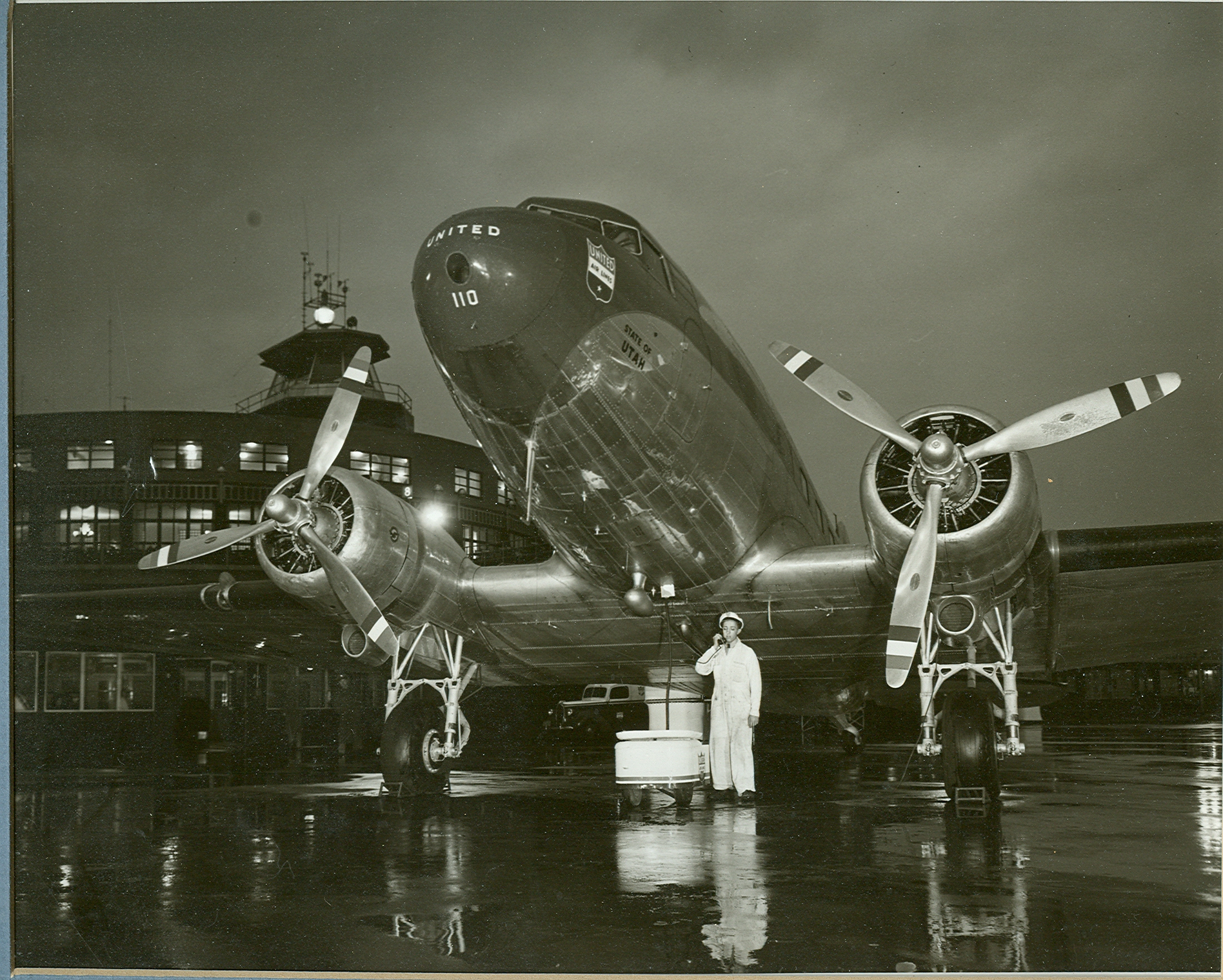 La Guardia Airport in 1940 as photographed by Leslie Zirkelbach of Bloomfield, New Jersey. United Airlines. View full size.