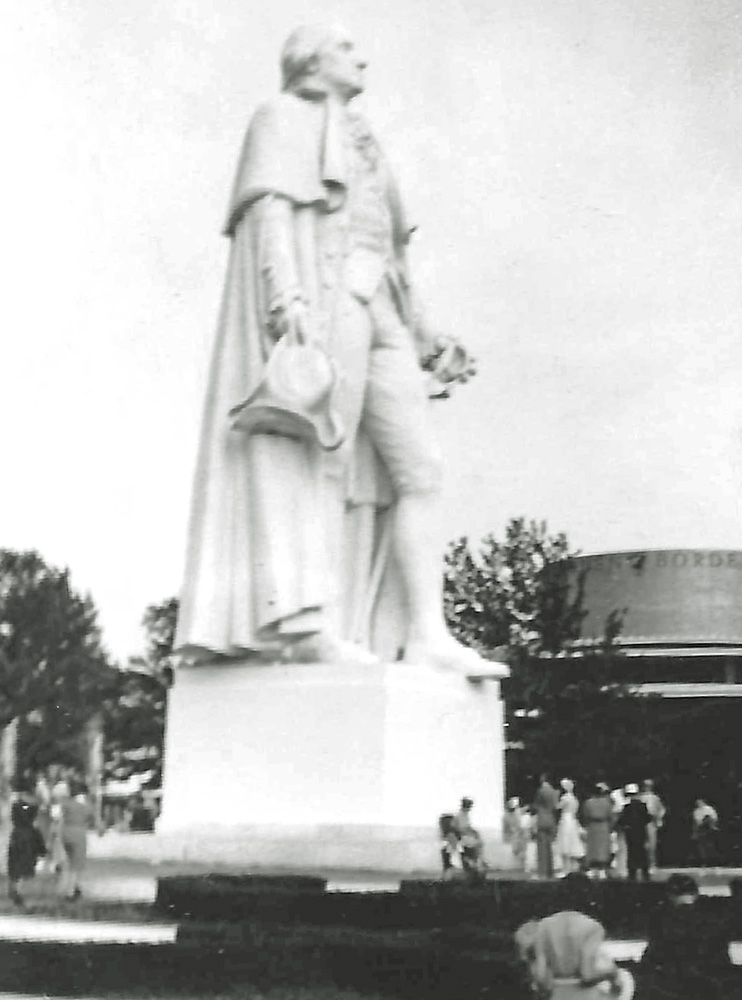 The statue of George Washington was apparently really, really big at the 1939 New York World's Fair. It isn’t just a camera effect of an object in the foreground because those are people leaning on the base of the statue. In the background is the Borden dairy exhibit where visitors got to see an automated milking machine at work.