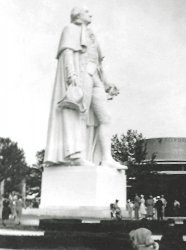 The statue of George Washington was apparently really, really big at the 1939 New York World's Fair. It isn’t just a camera effect of an object in the foreground because those are people leaning on the base of the statue. In the background is the Borden dairy exhibit where visitors got to see an automated milking machine at work.
(ShorpyBlog, Member Gallery)