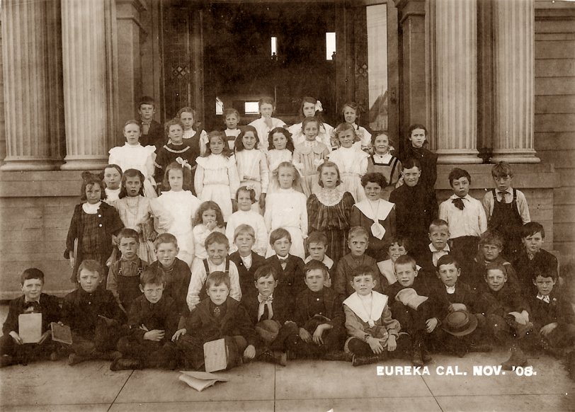 Grade school in Eureka, California, in 1908. Looks like a wild bunch.
