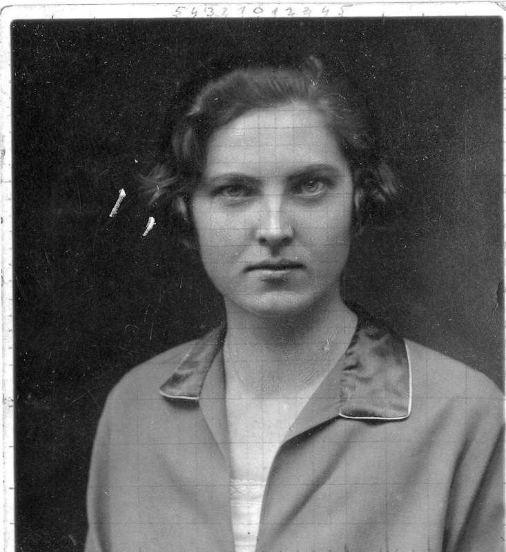 My grandmother at age 22.  It looks as if my cousin used this photo for drawing practice. View full size
