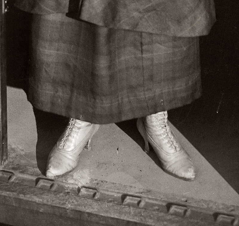 Detail of the lady subway guard's shoes. View full size.
