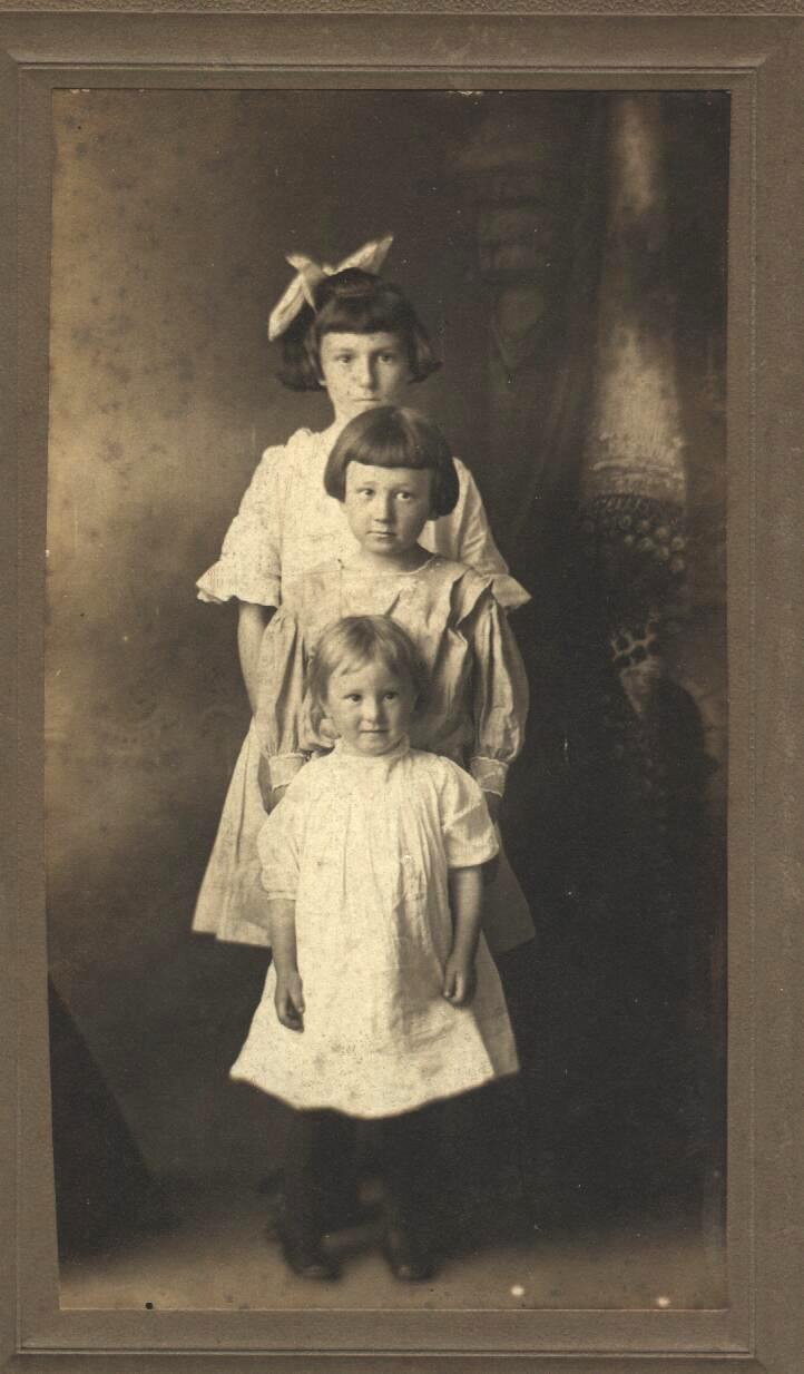 Thomason sisters at home in Smith County, Tennessee. View full size.